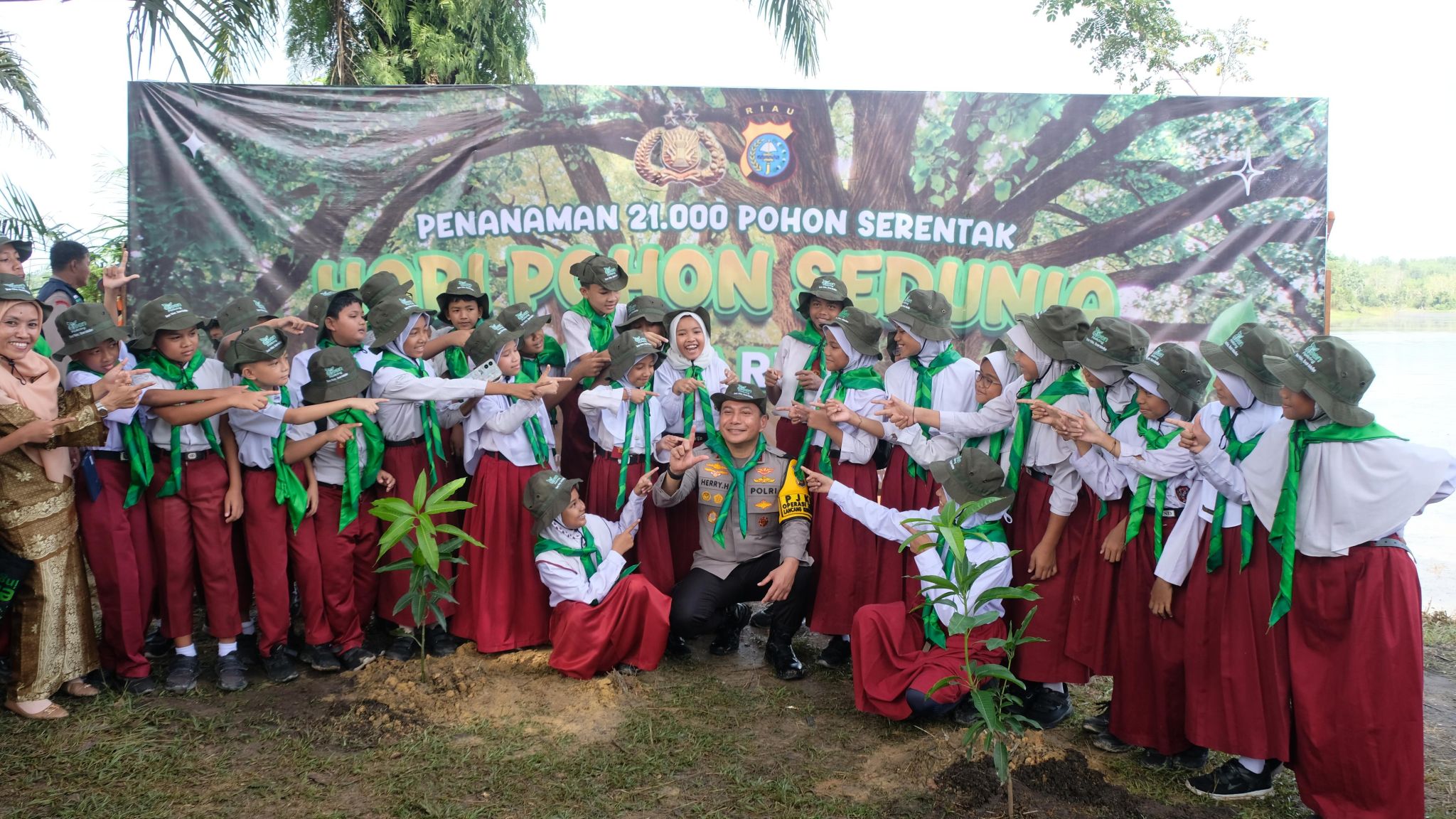 Peringati Hari Pohon Nasional, Polda Riau Dorong “Green Policing” Lewat Aksi Tanam Pohon