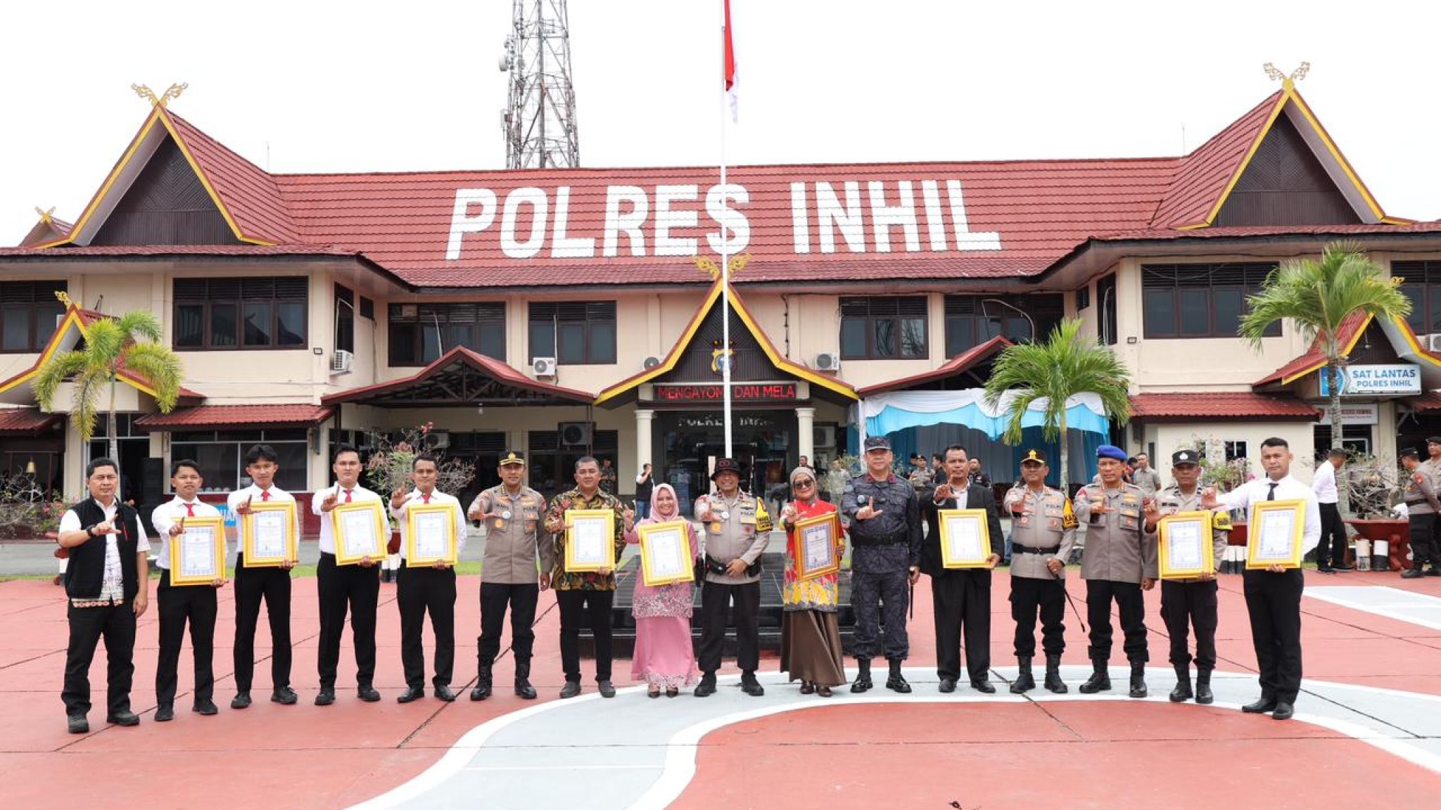 Wakapolda Riau Berikan Penghargaan kepada Personel Berprestasi Pengungkap 19 Paket Besar Sabu di Inhil