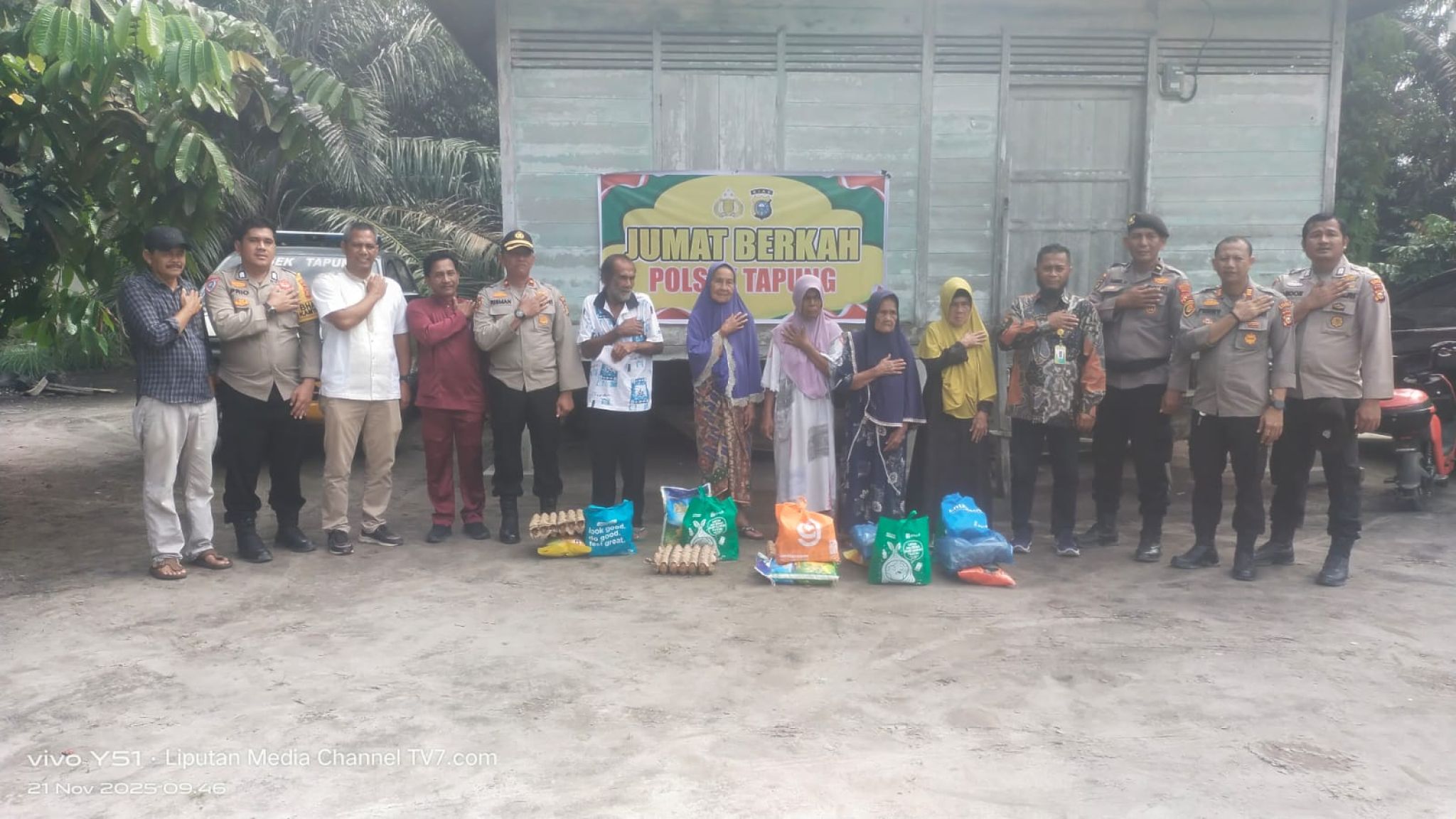 Kapolsek Tapung 'Tak Gentar' Susuri Sungai, 'Sapa' Warga Bencah Lubi dengan Sembako & Pengobatan Gratis, Kapolres: 'Polri Hadir di Setiap Jengkal Wilayah!