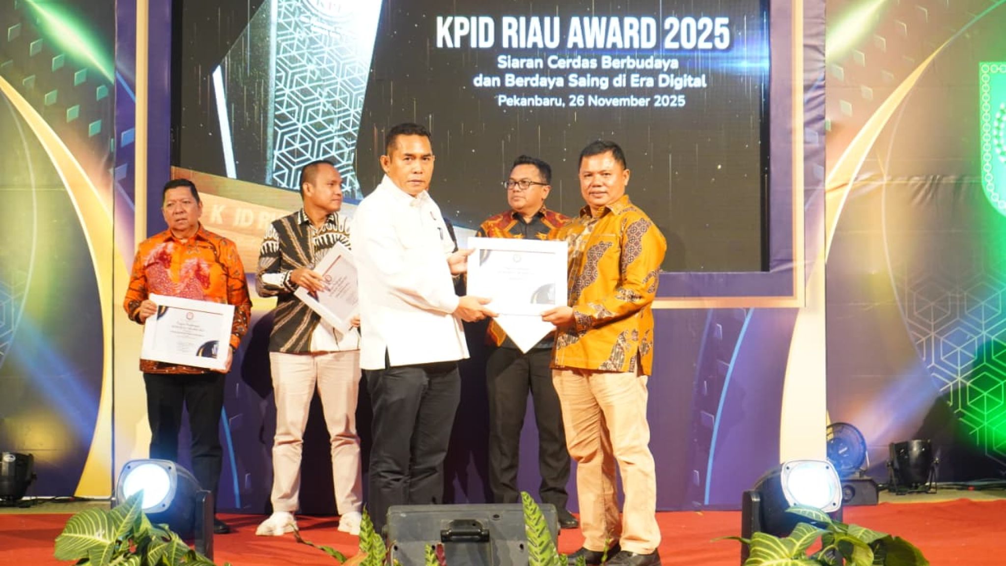 Polda Riau Dianugerahi Penghargaan “Instansi Peduli Penyiaran” pada KPID Riau Award 2025