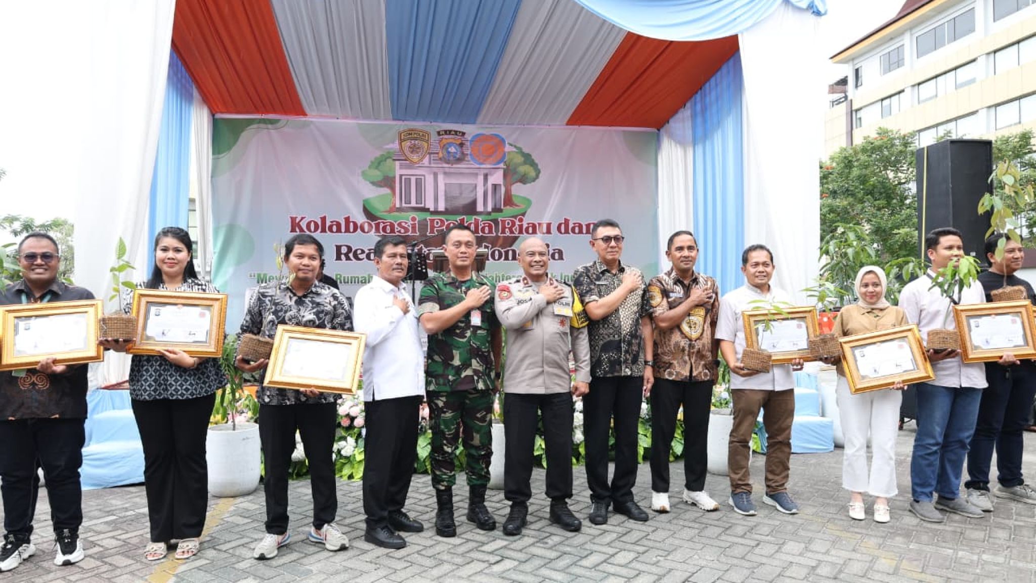 Polda Riau Serahkan Rumah untuk Waris Personel Gugur Saat Penutupan Property Expo 2025