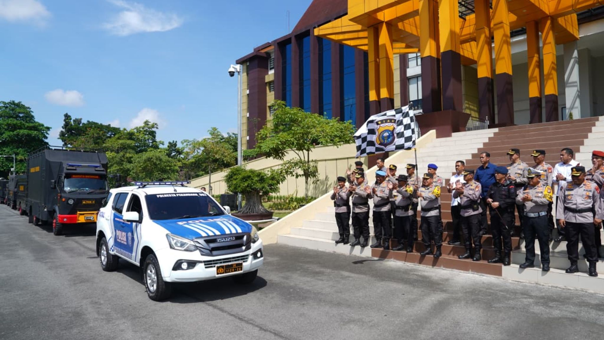 Polda Riau Kirim Ratusan Personel BKO ke Sumatera Barat, Kapolda: Kemanusiaan Melampaui Batas Yuridiksi