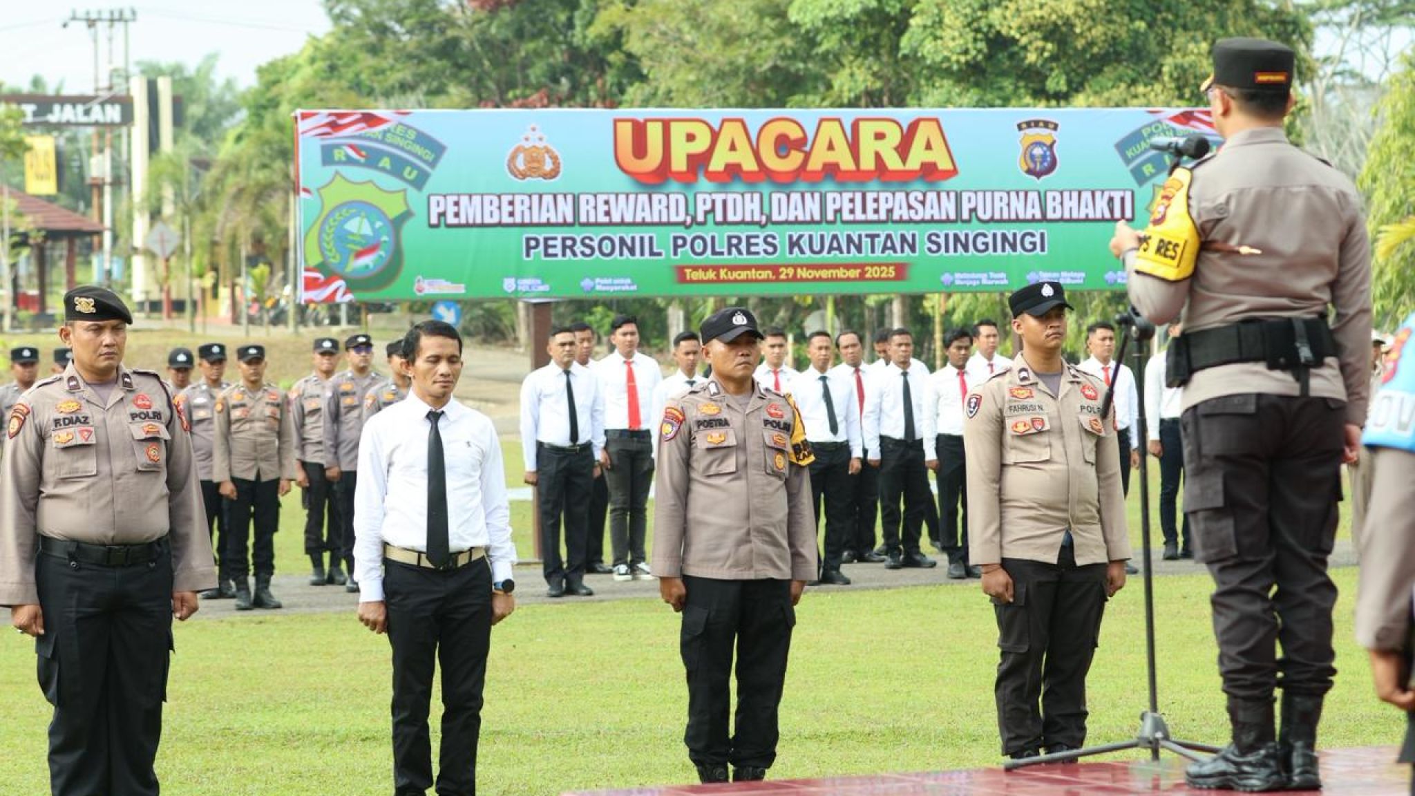 Polres Kuansing Gelar Upacara Pemberian Reward kepada Personel Berprestasi