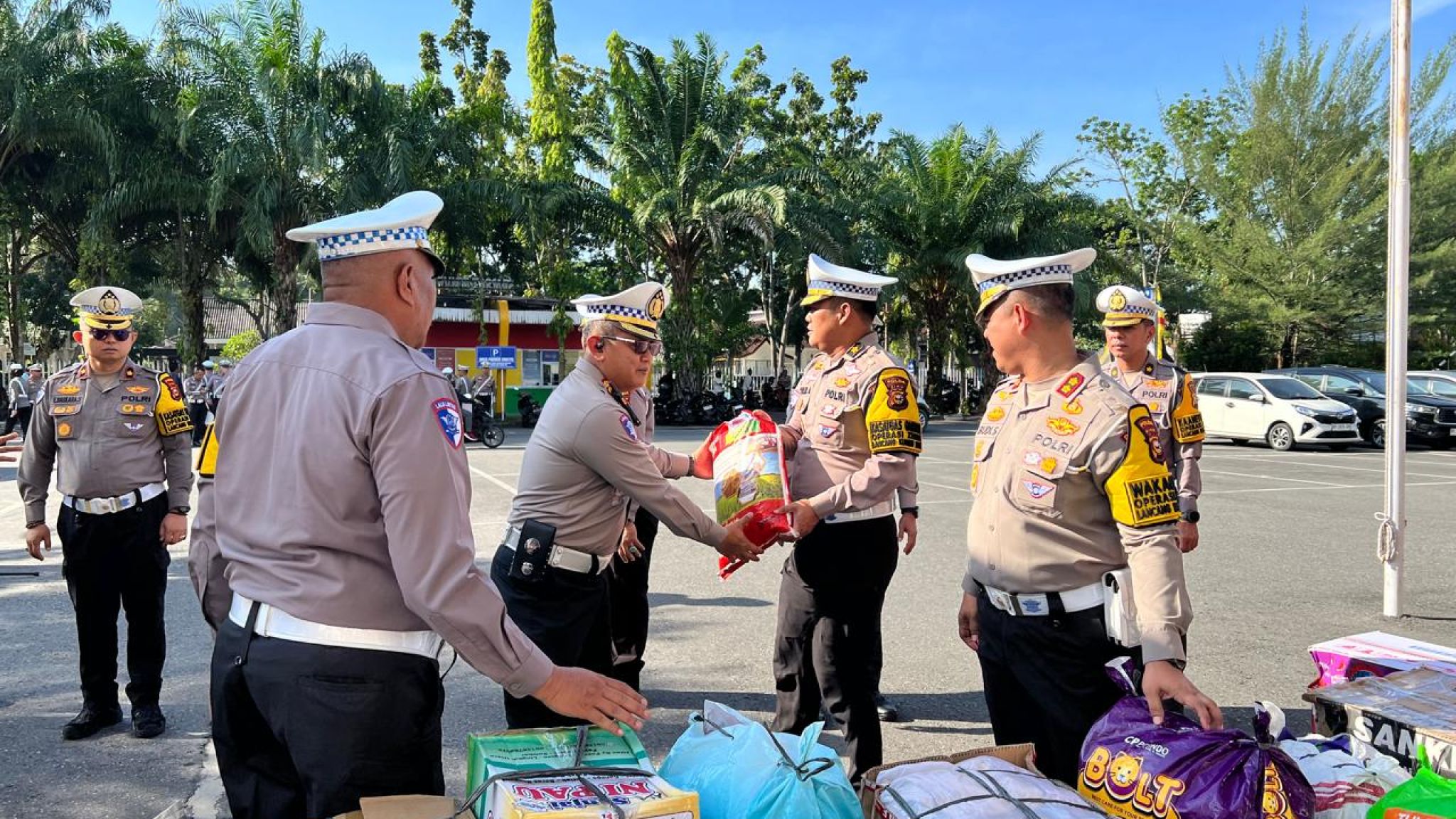 Ditlantas Polda Riau Gelar Apel Operasi Zebra dan Salurkan Bantuan untuk Korban Bencana di Sumatera Barat