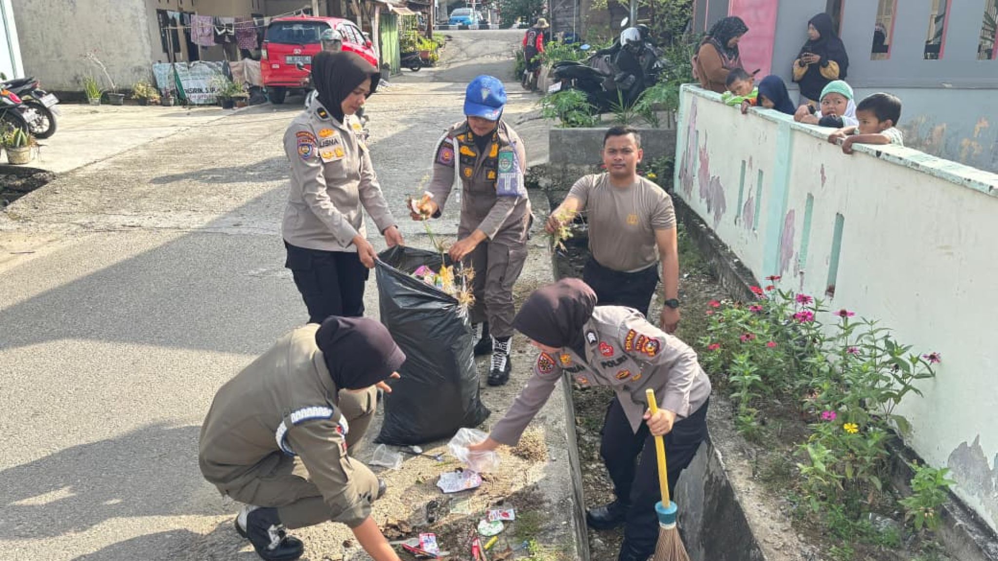 Polres Rokan Hulu Gelar Apel Siaga Bencana, Personel Gabungan Bersihkan Dua Titik Rawan Banjir