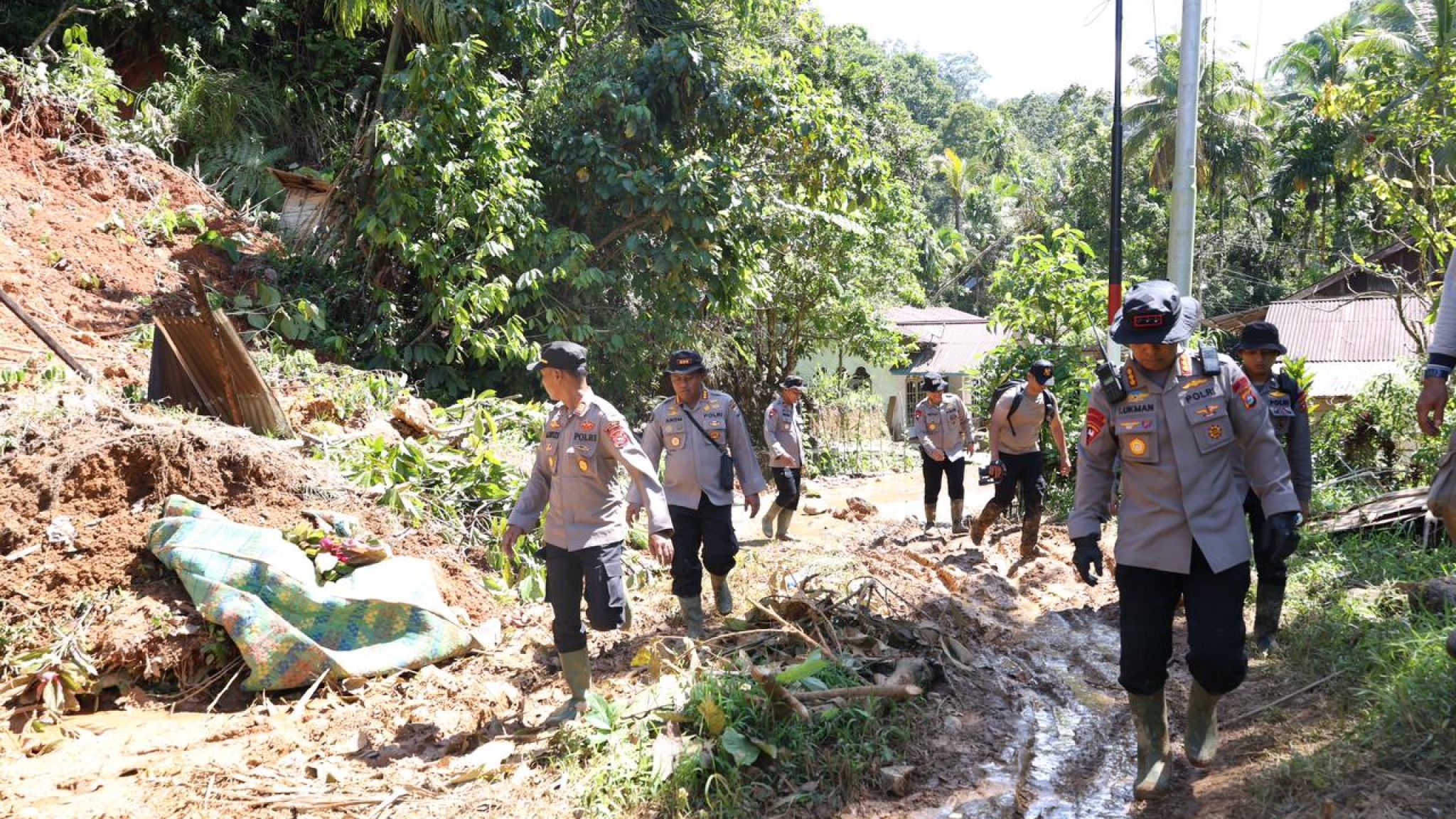 Akses Jalan Desa Terisolir di Agam Mulai Dibuka, Brimob Polda Riau dan Sumbar Kerahkan Personel