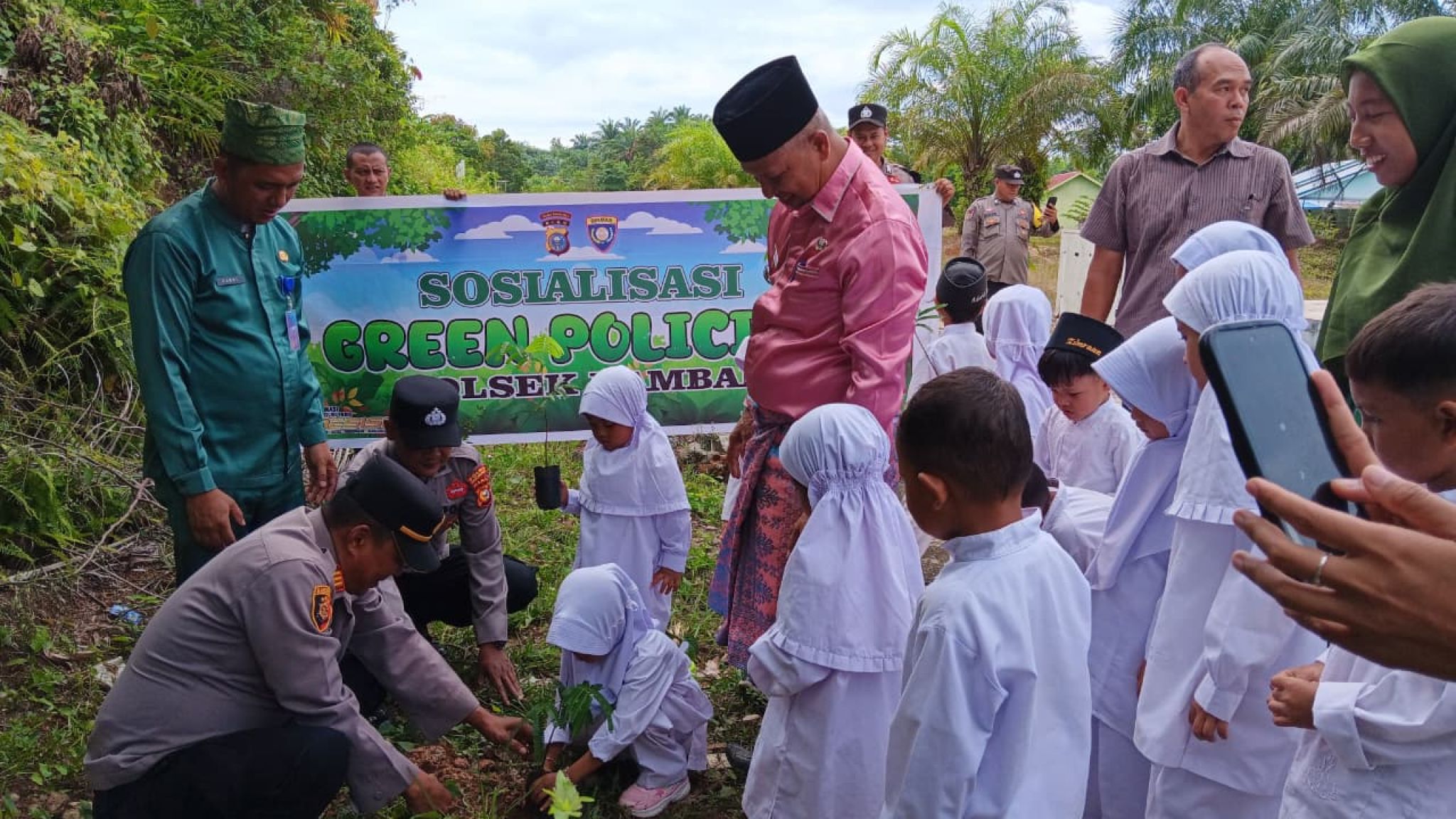 Polres Rokan Hulu dan Polsek Jajaran Tanam Pohon Serentak di 17 Lokasi sebagai Wujud Nyata Program Green Policing