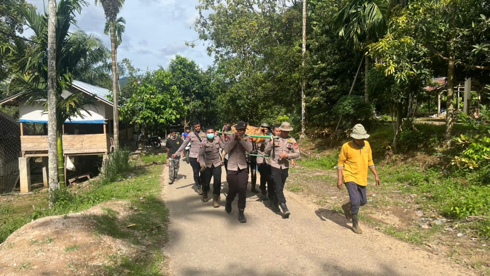 Respons Cepat Brimob Polda Riau : Dua Korban Banjir Ditemukan di Agam