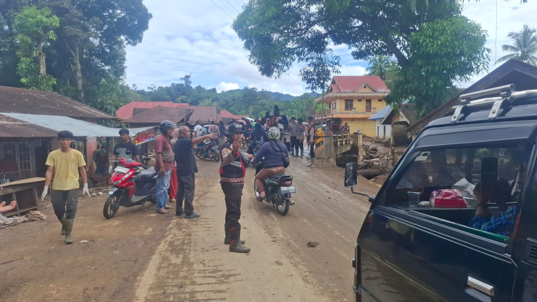 Personel Polda Riau dan Polda Sumbar Lakukan Gatur Lalu Lintas Sistem Buka–Tutup di Akses Jalan Lokasi Bencana Kayu Pasak