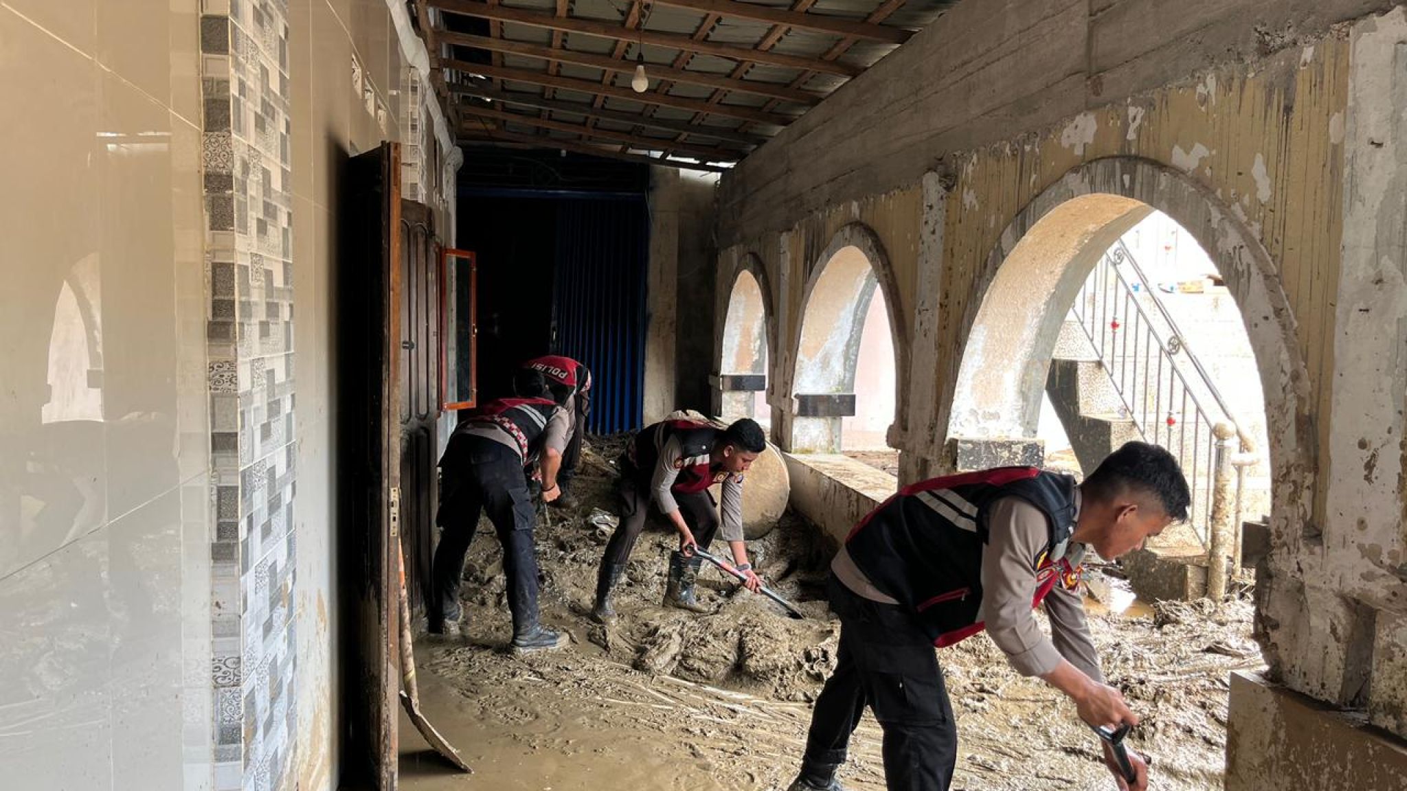 Personel Dit Samapta Polda Riau Bersihkan Akses Jalan dan Area Masjid Suhada di Kayu Pasak