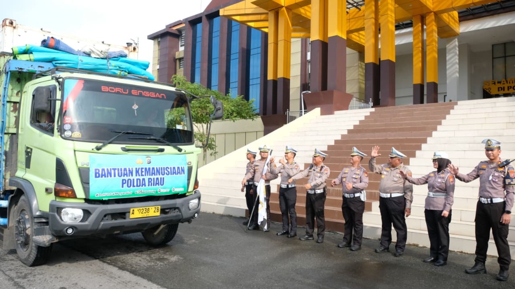 Polda Riau Lepas Bantuan Kemanusiaan Tahap III untuk Korban Bencana di Sumatera Barat