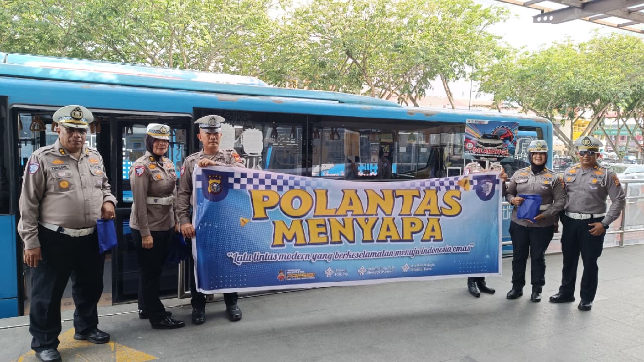 Polantas Menyapa dan Green Policing, Ditlantas Polda Riau Sapa Penumpang Busway di Sukaramai Trade Center