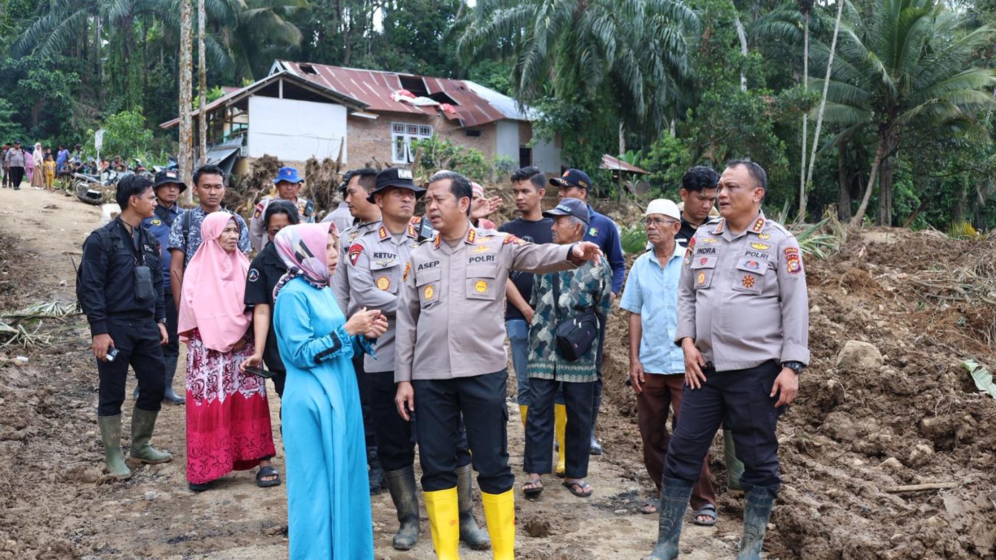 Tim Ditpolairud Polda Riau Lanjutkan Operasi Pencarian Korban Banjir Bandang di Agam