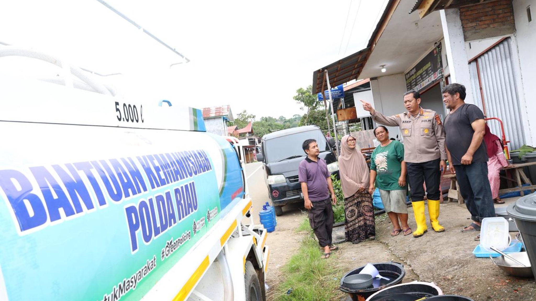 Polda Riau Salurkan Bantuan Air Bersih untuk Korban Bencana di Agam, Dipimpin Langsung Sejumlah Pejabat Utama