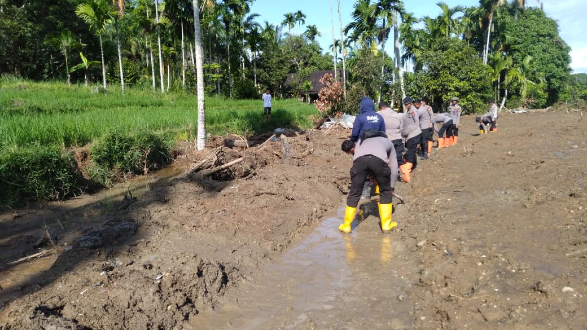 Aksi Kemanusiaan Polda Riau: Jalan dan Rumah Warga Agam Dibersihkan dari Material Banjir