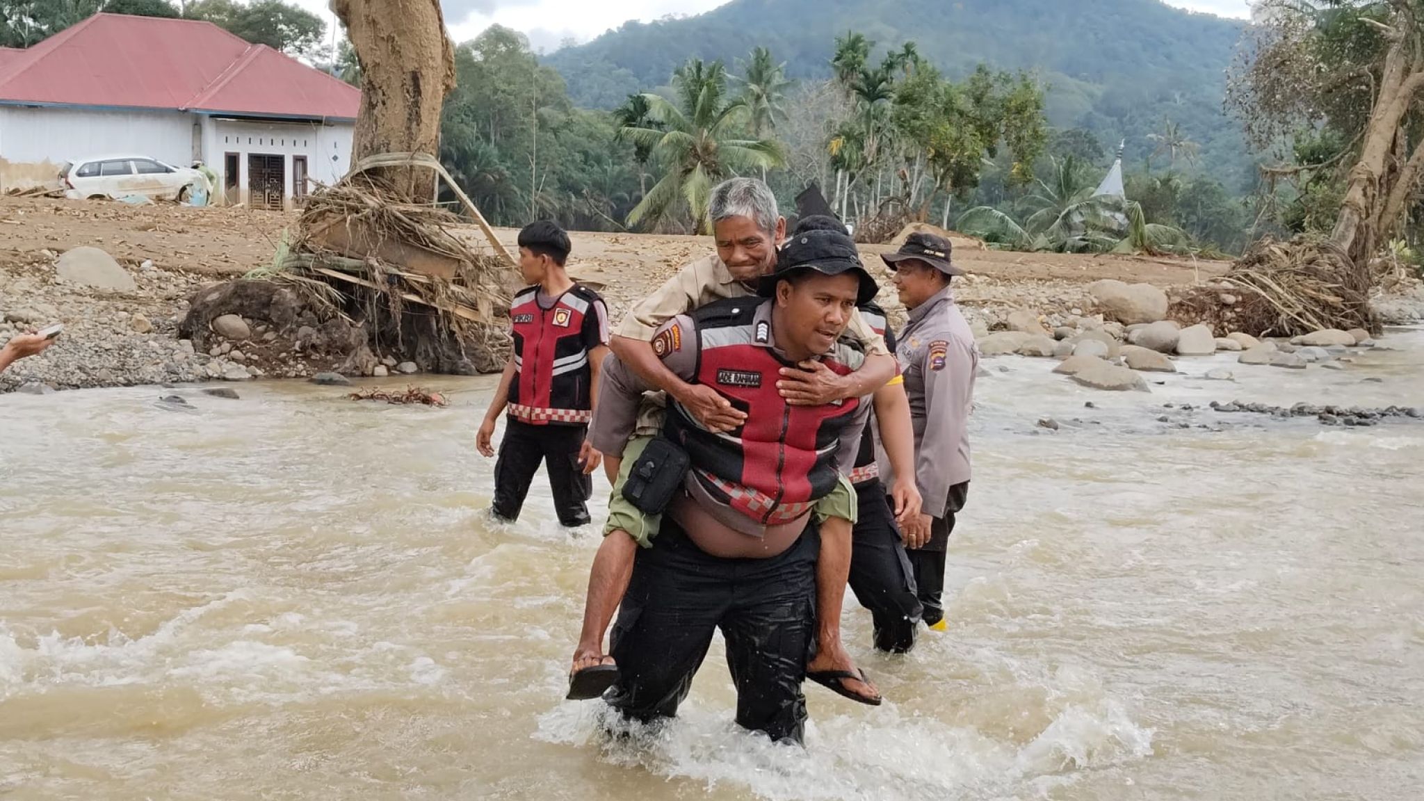 Tim Bansar Samapta Polda Riau dan Sumbar Bantu Warga Lintas Sungai Pascaputusnya Jembatan Darurat