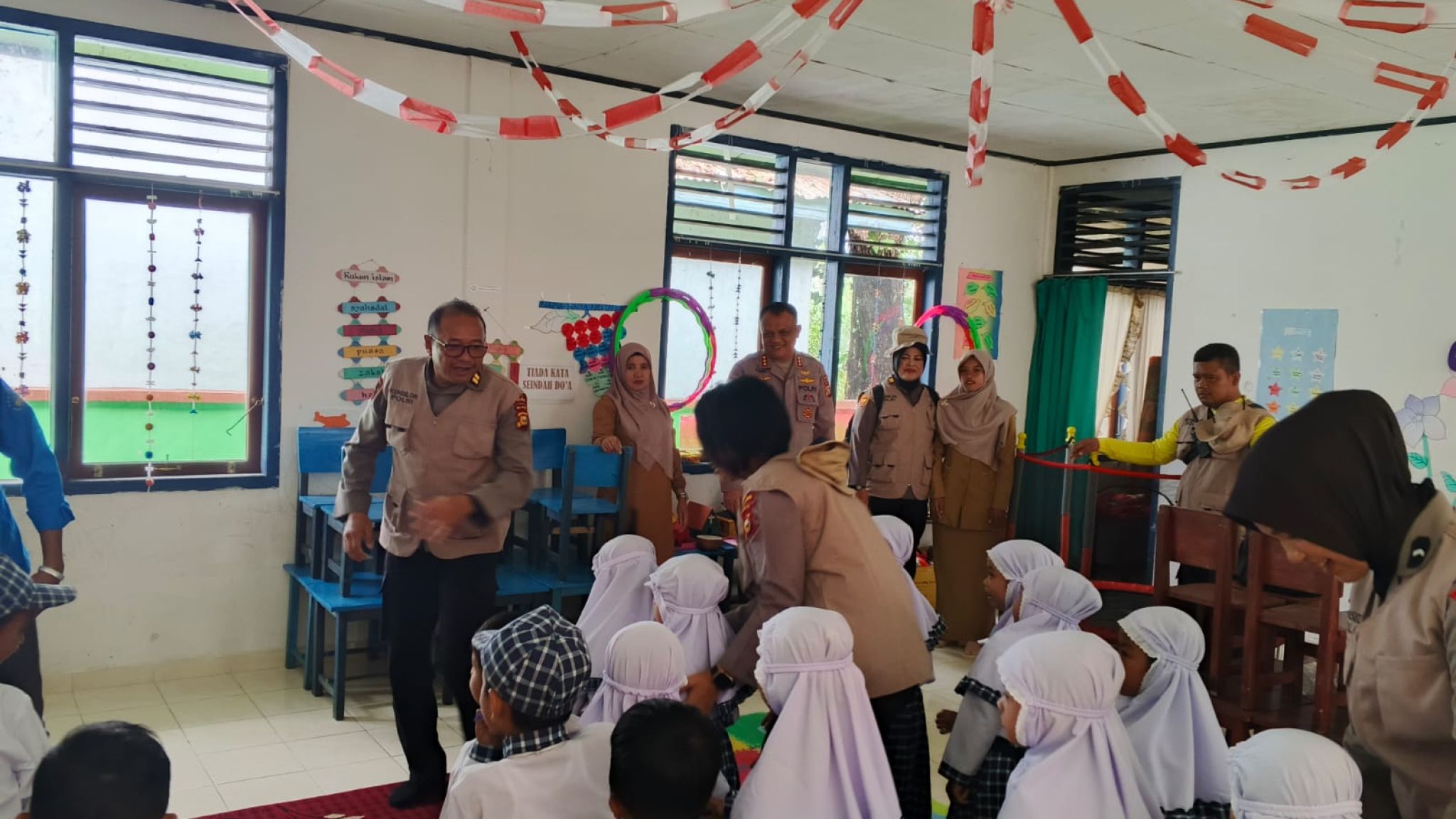 Tim Trauma Healing Polda Riau Intensif Pulihkan Psikologis Korban Bencana di Agam