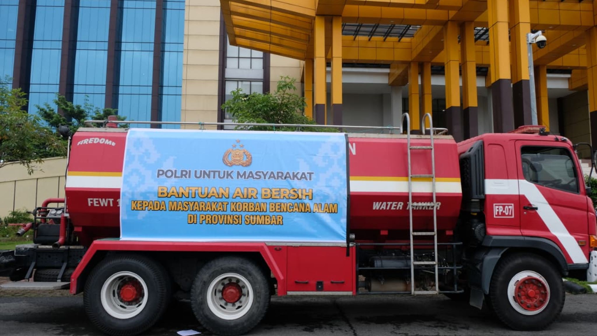 Bantuan Polda Riau ke Agam Tak Putus, Kini Kirim 30 Tangki Air