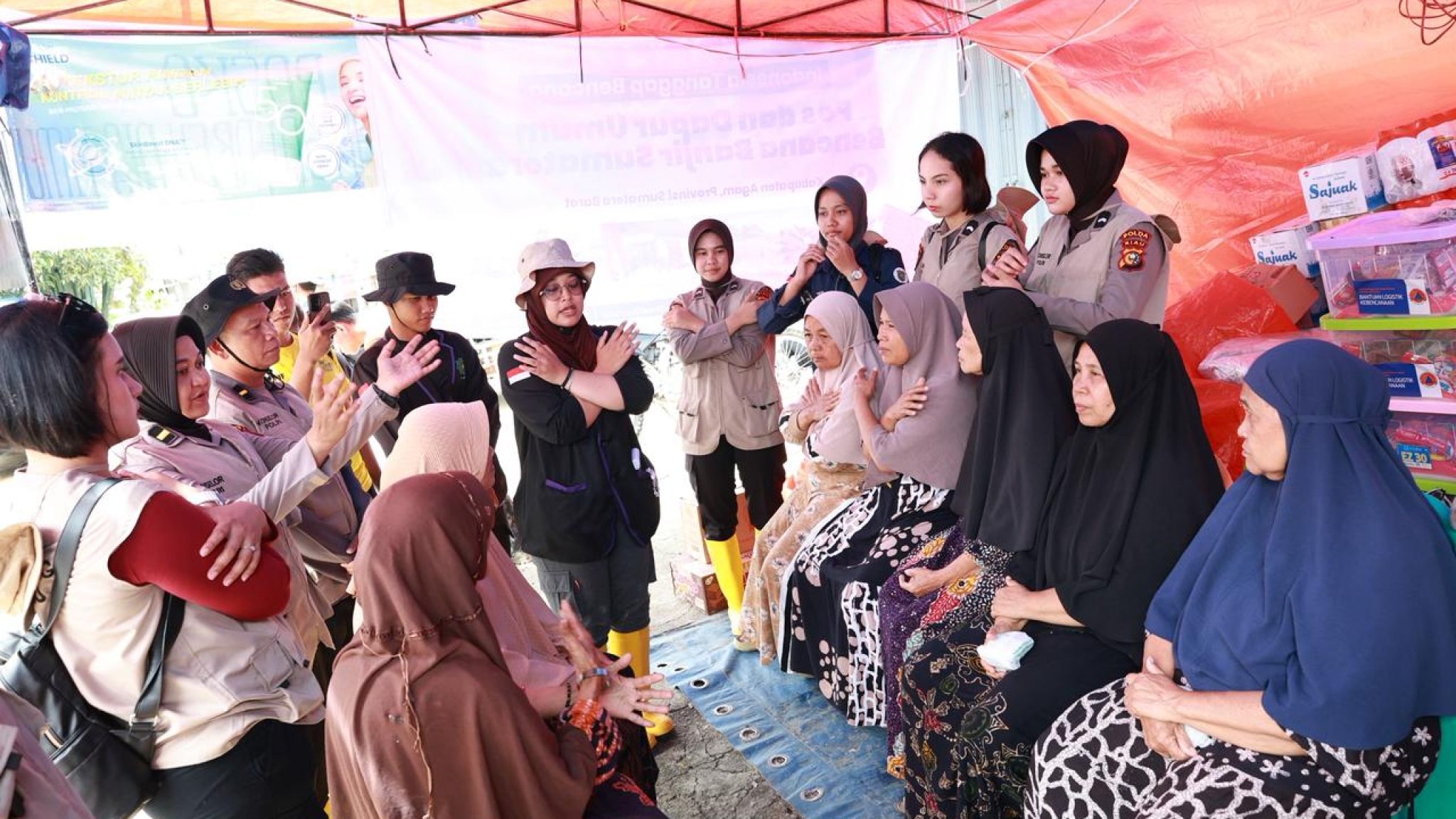 Tim Trauma Healing Polda Riau Dampingi Lansia di Posko Salareh Aia Timur untuk Pulihkan Kondisi Psikologis Pasca Bencana