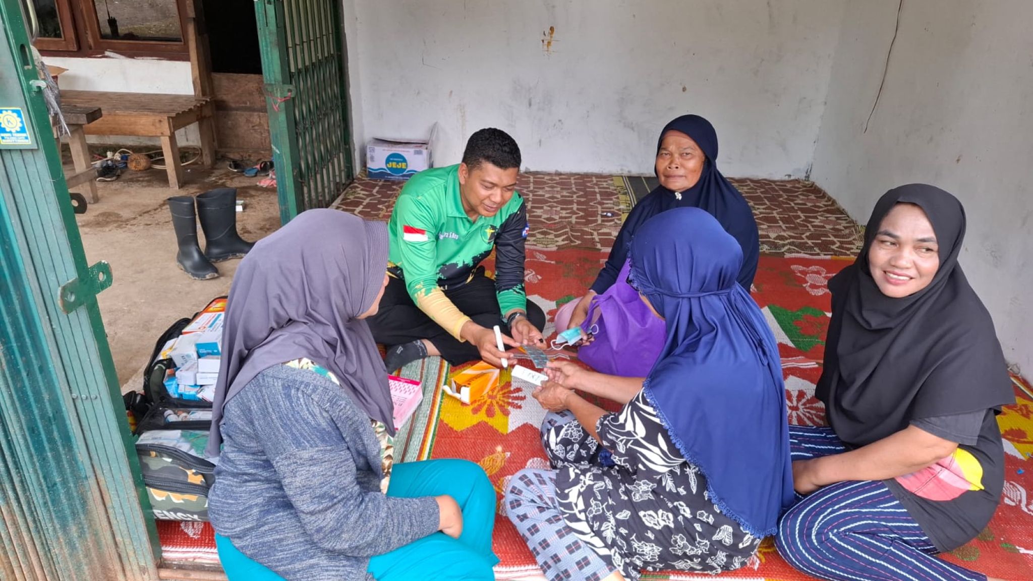 Tim Patroli Kesehatan Polda Riau Layani 21 Pasien di Dua Posko Pengungsian Palembayan