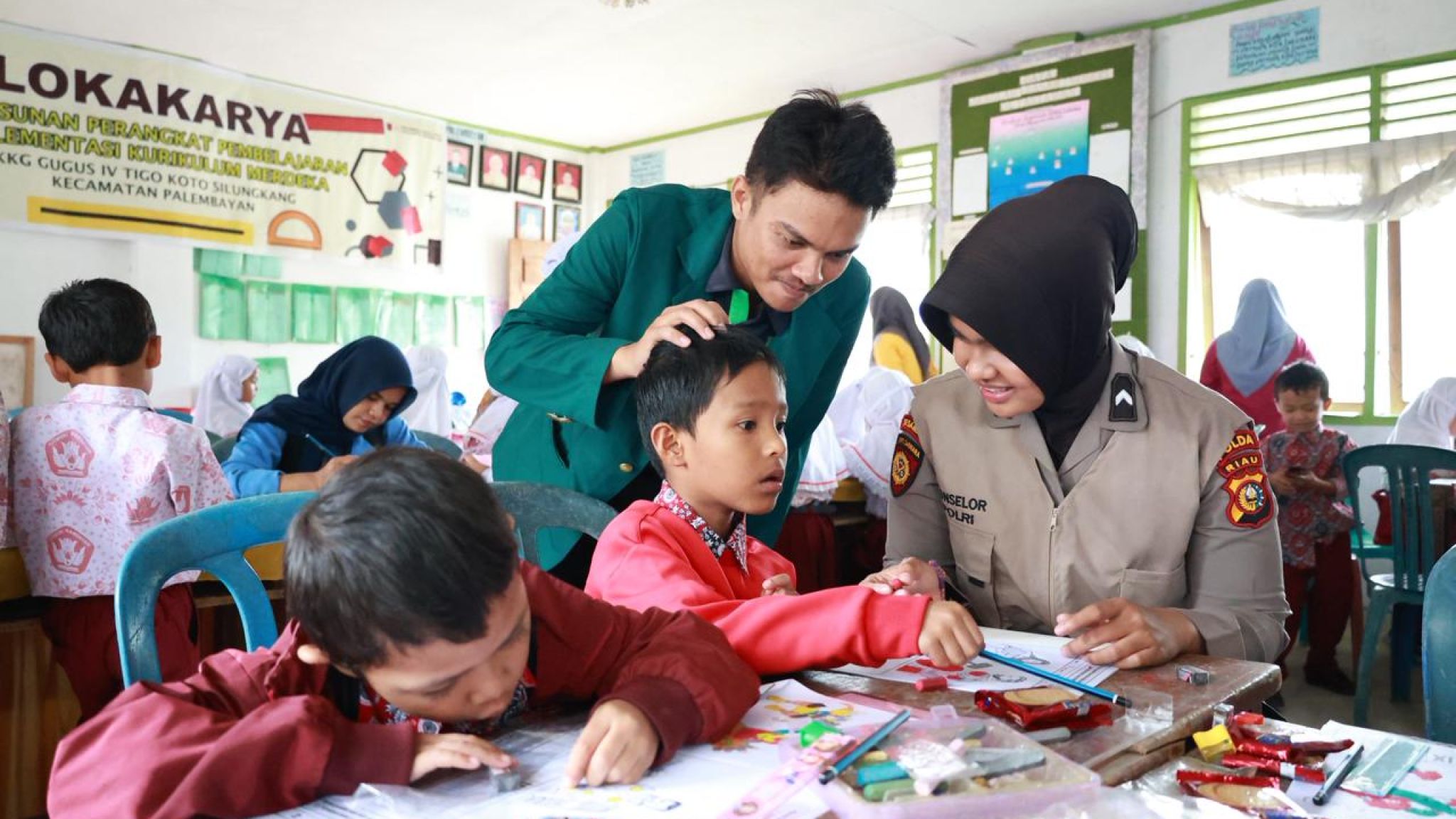 Tim Trauma Healing Polda Riau Dampingi 94 Siswa Terdampak Bencana di SD 09 Gumarang