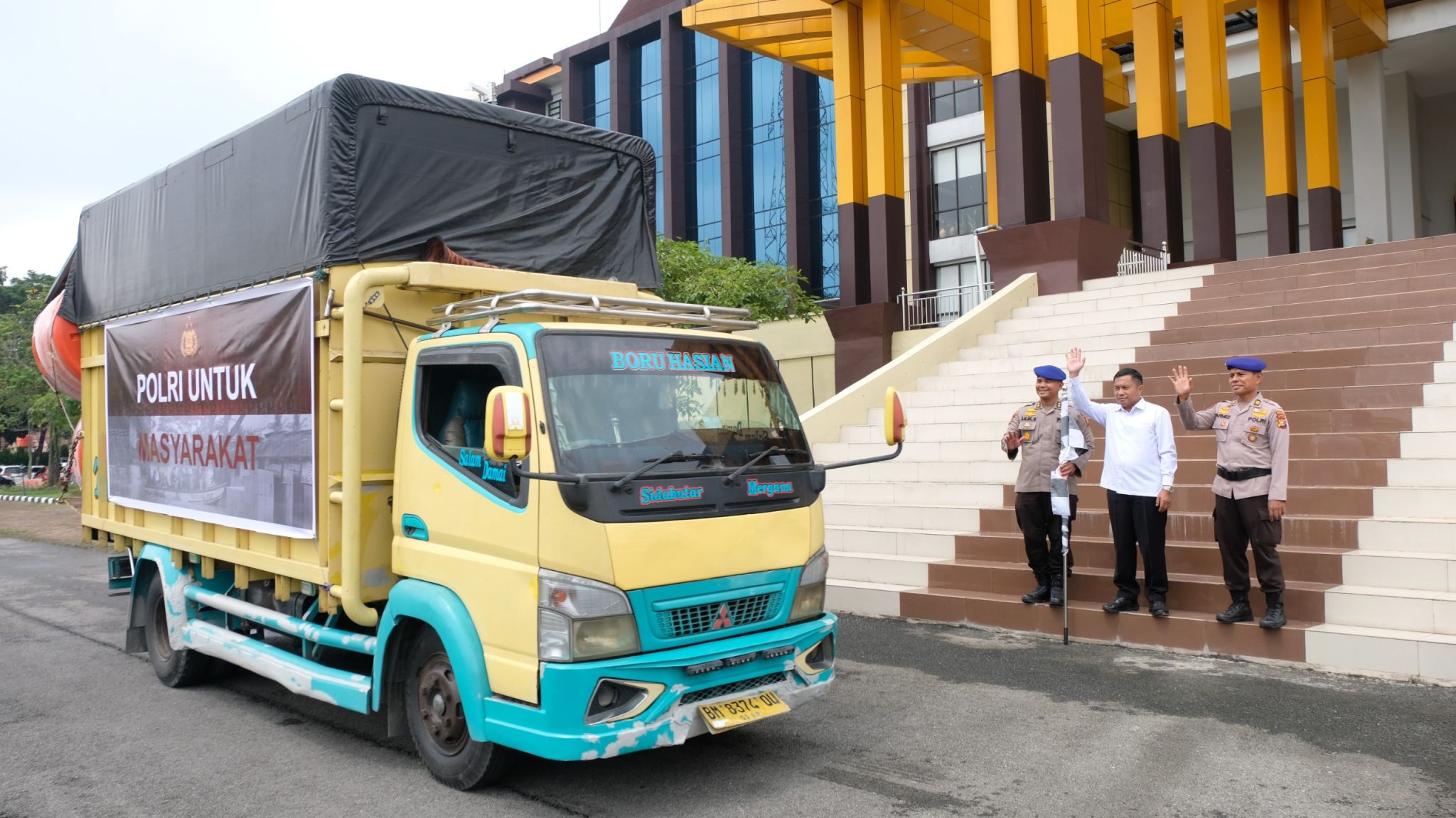 Polda Riau Lepas Bantuan 100 Toren Air dan Logistik Tahap VI untuk Korban Bencana
