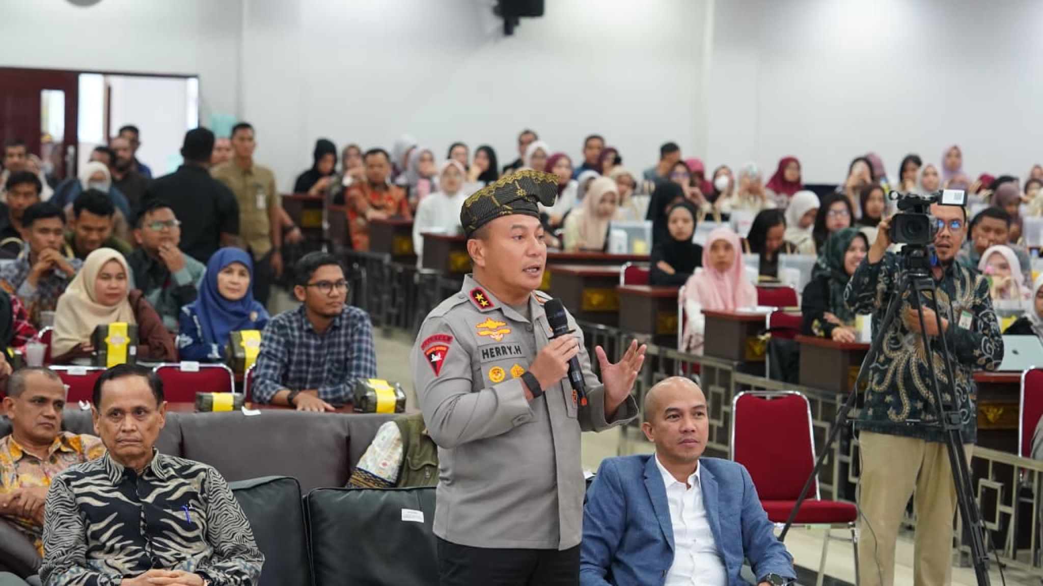 Kapolda Riau Hadiri Seminar Nasional Indonesia Emas 2045 di Universitas Islam Riau