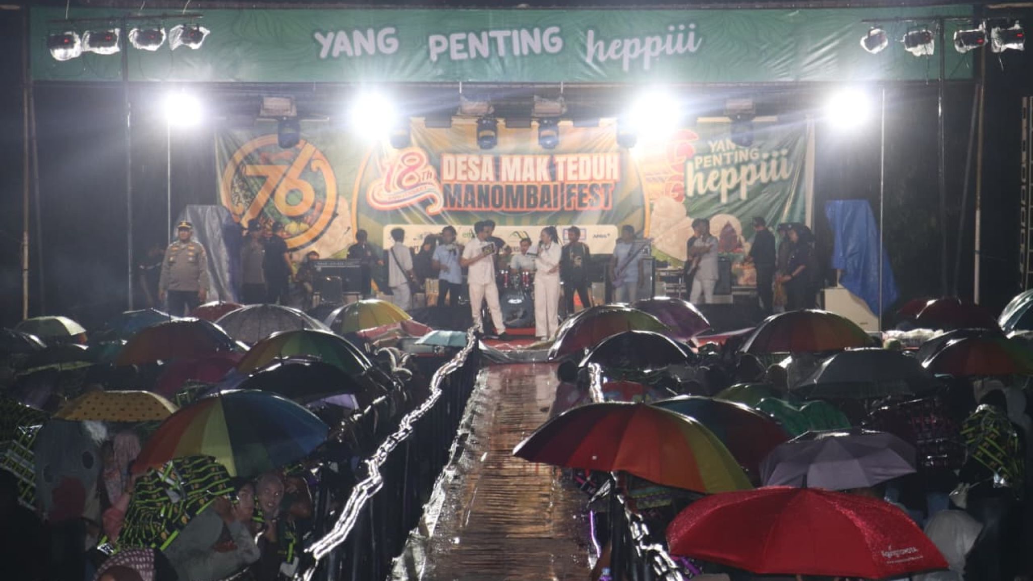 Kapolres Pelalaean dan Wabup Pelalawan hadiri Acara Hari Jadi Desa Mak Teduh Kec. Kerumutan Kab. Pelalawan Ke-18