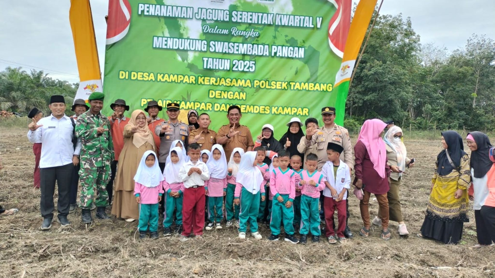 "Polsek Tambang Tanam Jagung, 'Dukung' Ketahanan Pangan, Kapolsek: Sinergi dengan PT Air Kampar, Lahan Tidur Jadi Produktif'!"