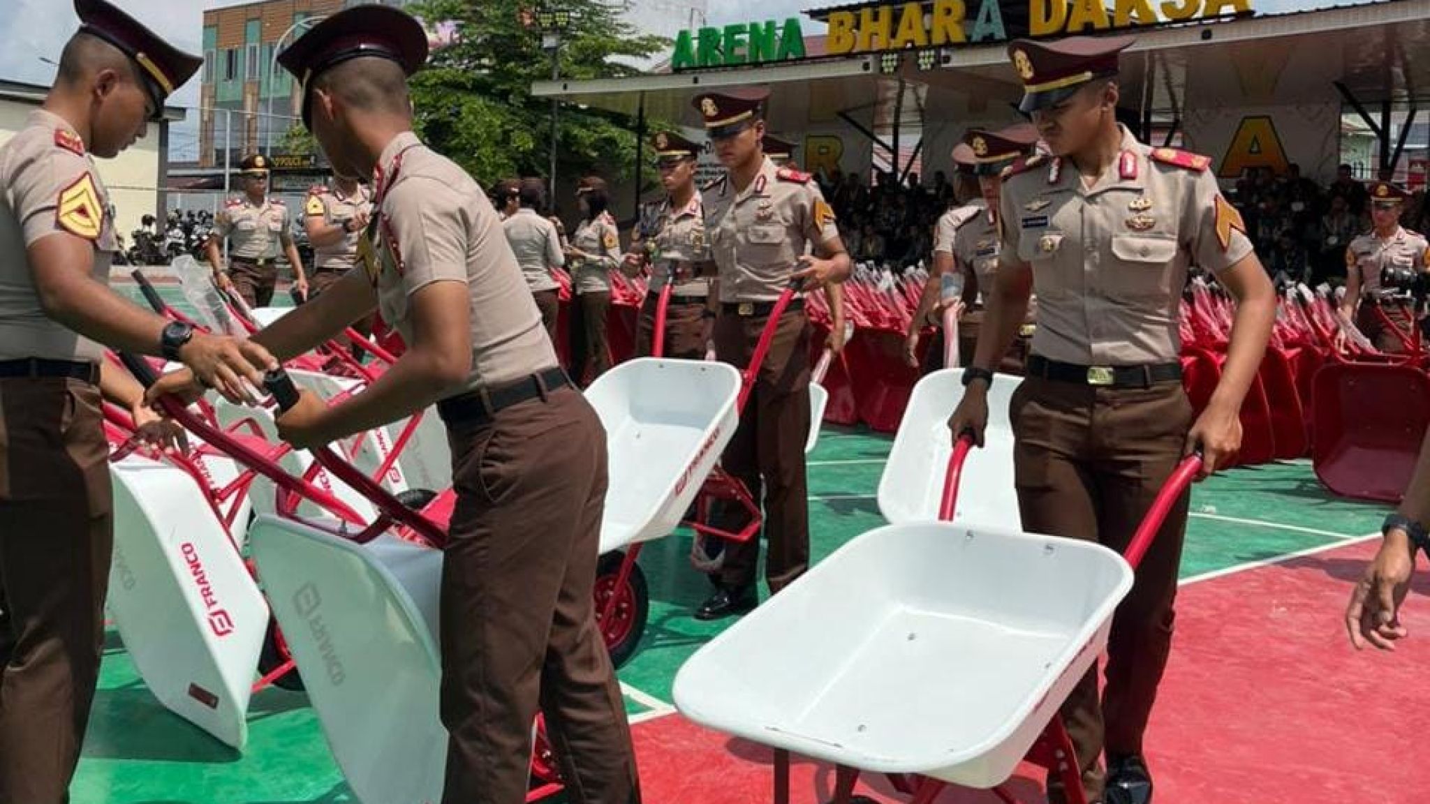 Taruna Akpol Pengiriman Polda Riau Salurkan Bantuan Gerobak untuk Korban Banjir di Aceh, Sumut, dan Sumbar