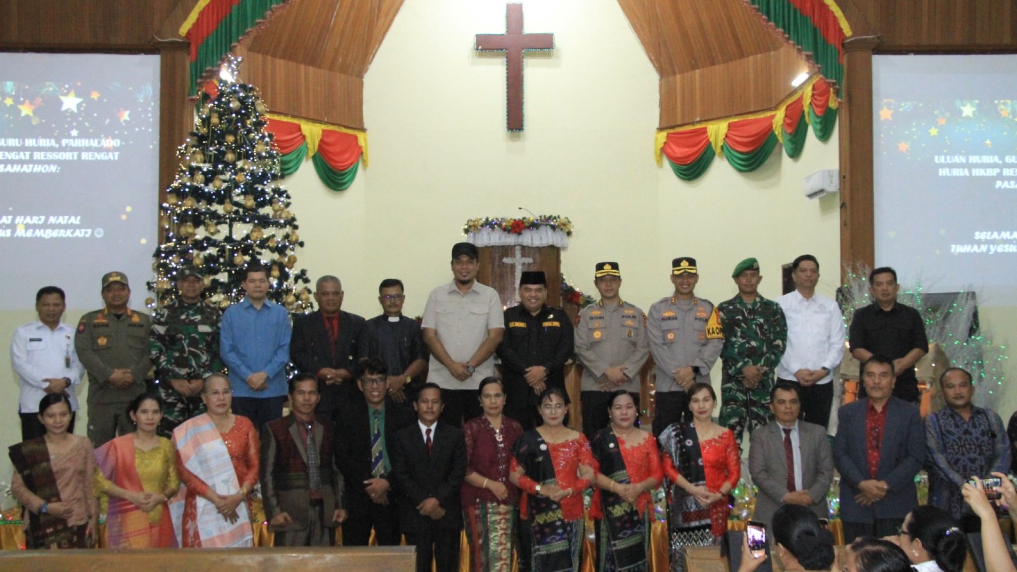 Disambut Dengan Suka Cita Jemaat, Rombongan Forkopimda Inhu Kompak Pantau Langsung Pengamanan dan Perayaan Natal