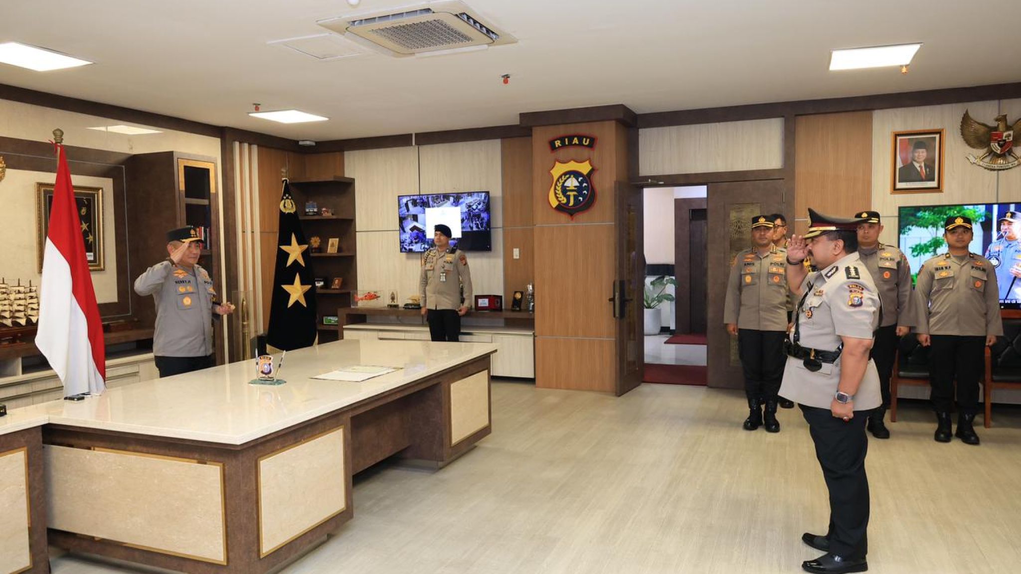 Kapolda Riau Terima Penyerahan Jabatan Kabid Keu Polda Riau