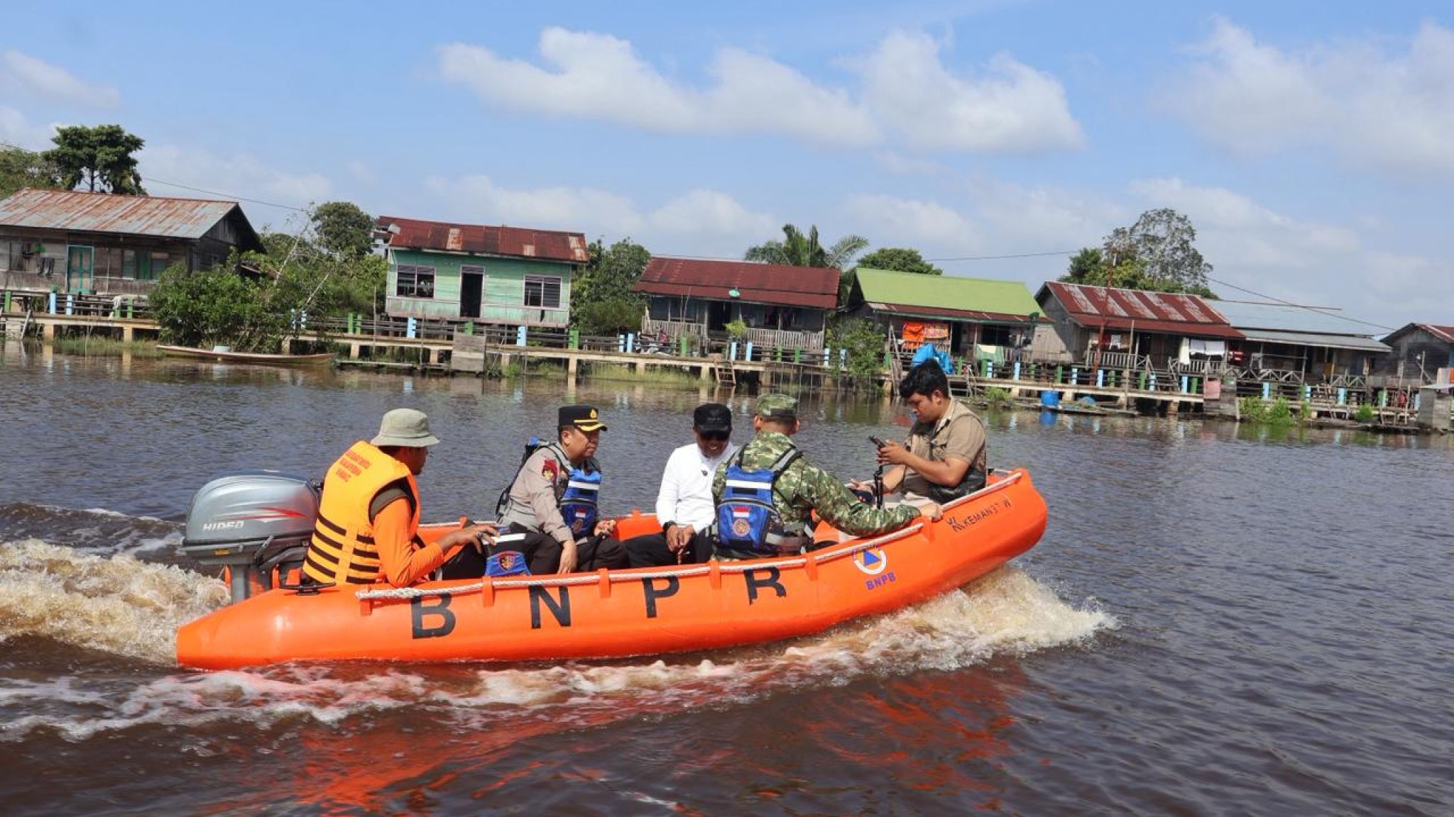 Kapolres Pelalawan dampingi Forkopimda Kab. Pelalawan Pantau Ketinggian Debit Air Sungai Kampar